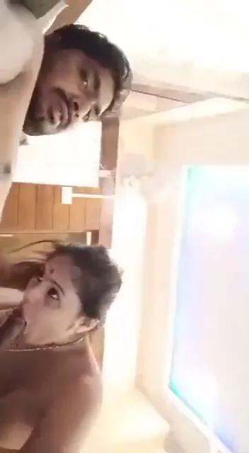 बीवी ने पति के साथ बेडरूम में हॉट किसिंग और रोमांस करके चुदाई शुरू की वीडियो — screenshot 5