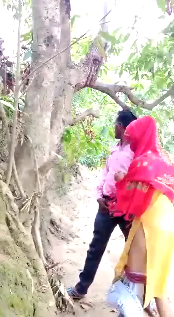 पेड़ की डाली से लटककर सड़क पर रिश्तेदार से चुदती देहाती गर्ल वीडियो