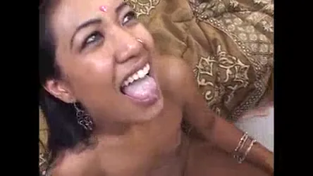देसी आंटी की XXX गैंगबैंग चुदाई में कई लंडों से भरी हुई गांव की ब्लू फिल्म हिंदी बीएफ — screenshot 3