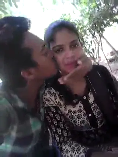 बंगाली कपल की पार्क में किसिंग और देसी चूत चुदाई वाली ब्लू फिल्म वीडियो — screenshot 1