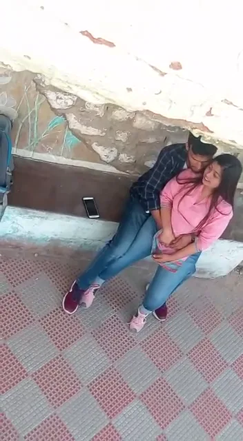 गर्लफ्रेंड की जीन्स में हाथ डालकर चूत सहलाता बॉयफ्रेंड की देसी चुदाई