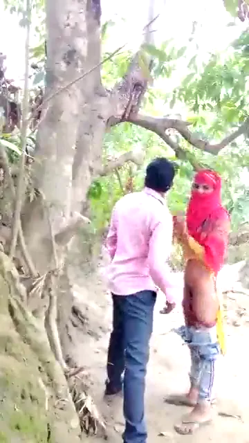 जंगल रास्ते दिन दहाड़े देसी भाभी की चूत चोदते हुए गांव की ब्लू फिल्म हिंदी बीएफ — screenshot 2