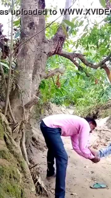 जंगल रास्ते दिन दहाड़े देसी भाभी की चूत चोदते हुए गांव की ब्लू फिल्म हिंदी बीएफ — screenshot 3