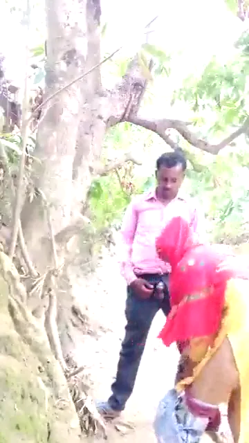 जंगल रास्ते दिन दहाड़े देसी भाभी की चूत चोदते हुए गांव की ब्लू फिल्म हिंदी बीएफ — screenshot 4