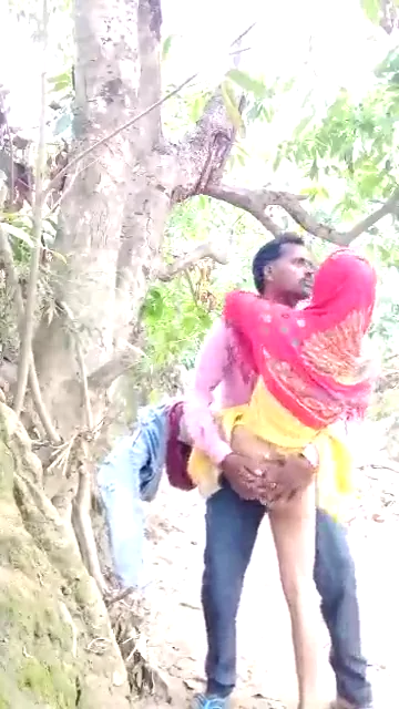 जंगल रास्ते दिन दहाड़े देसी भाभी की चूत चोदते हुए गांव की ब्लू फिल्म हिंदी बीएफ — screenshot 5