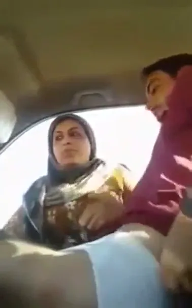 ड्राइवर ने कार में पाकिस्तानी हिजाबी बेगम को जोरदार चोदा वीडियो — screenshot 1