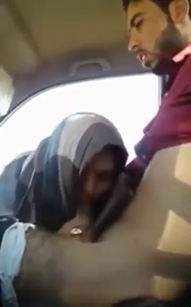 ड्राइवर ने कार में पाकिस्तानी हिजाबी बेगम को जोरदार चोदा वीडियो — screenshot 2