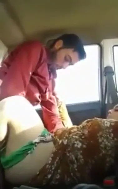 ड्राइवर ने कार में पाकिस्तानी हिजाबी बेगम को जोरदार चोदा वीडियो — screenshot 4