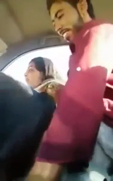 ड्राइवर ने कार में पाकिस्तानी हिजाबी बेगम को जोरदार चोदा वीडियो — screenshot 8