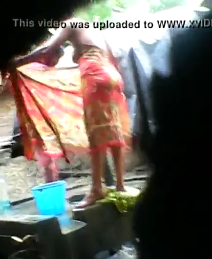 चाची को नंगी नहाते देखकर गांड चोदने की देसी सेक्सी गांव क्लिप — screenshot 3