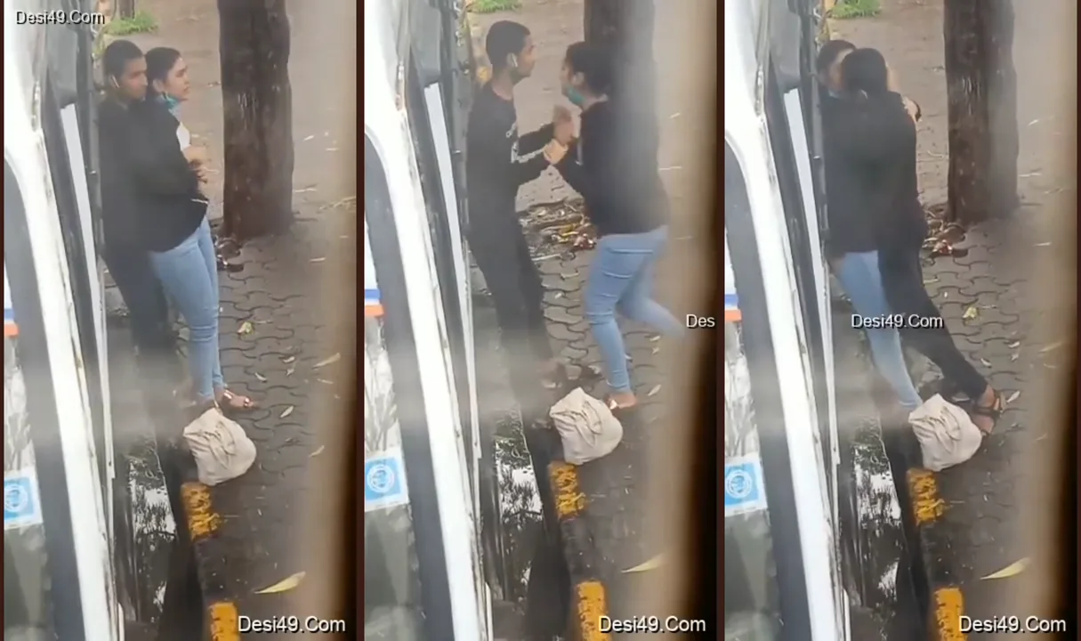सड़क किनारे चुपके से कैद देसी लवर्स का गर्म जोश भरा किसिंग रोमांस MMS ब्लू फिल्म