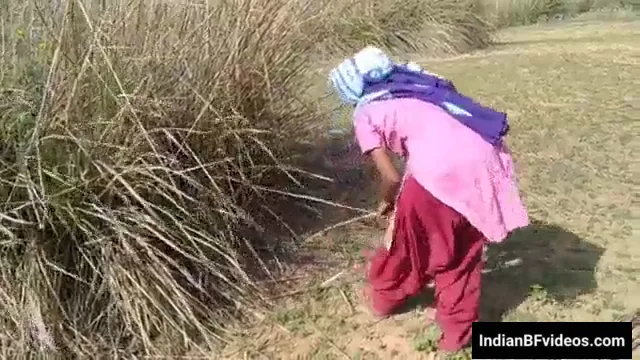 लकड़िया बेचने आई देहाती लड़की की गांव वाली चूत चुदाई देसी सेक्स वीडियो — screenshot 1
