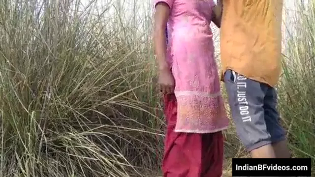 लकड़िया बेचने आई देहाती लड़की की गांव वाली चूत चुदाई देसी सेक्स वीडियो — screenshot 2