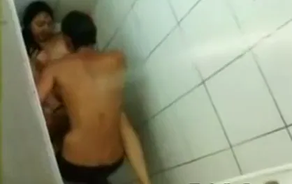 दोस्त की बहन को बाथरूम में जबरदस्ती चोदते हुए हिंदी बीएफ वीडियो बनाया देसी चुदाई — screenshot 2