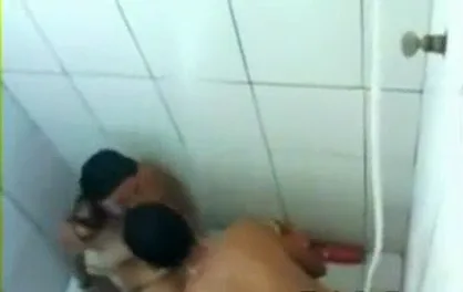दोस्त की बहन को बाथरूम में जबरदस्ती चोदते हुए हिंदी बीएफ वीडियो बनाया देसी चुदाई — screenshot 10