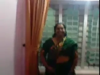 साउथ इंडियन मोटी भाभी नंगी होकर बूब्स और चूत दिखाती हुई वीडियो — screenshot 1