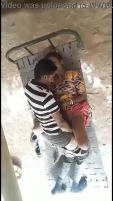 चारपाई पर देसी विलेज भाभी लवर के लौडे से चुद गई गांव बीएफ वीडियो — screenshot 3