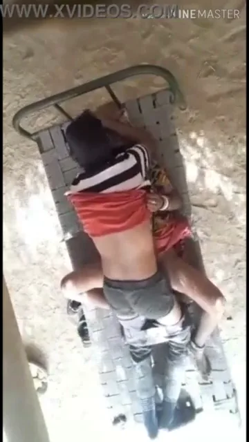 चारपाई पर देसी विलेज भाभी लवर के लौडे से चुद गई गांव बीएफ वीडियो — screenshot 5