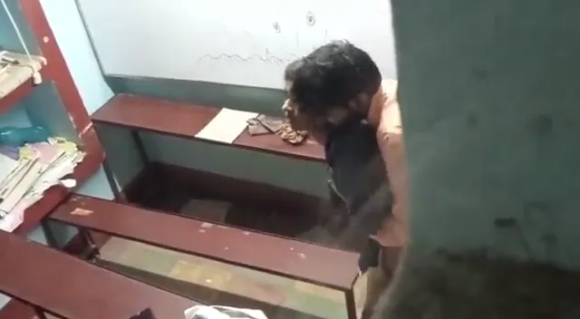 ट्यूशन टीचर ने क्लासरूम में स्टूडेंट लड़की को घोड़ी बनाकर देसी चुदाई MMS फिल्माया