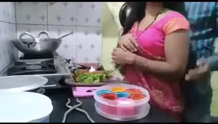 पति ने बीवी को किचन में खाना बनाते हुए जोर से चोदा देसी चुदाई वीडियो
