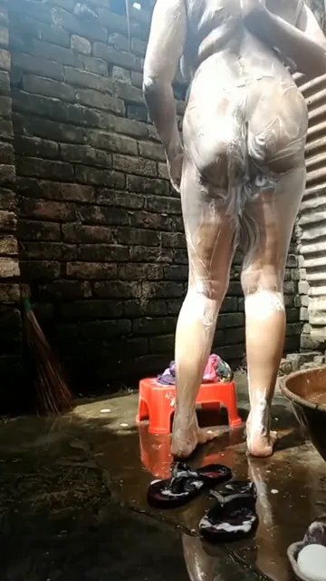 नहाते वक्त चिकनी चूत पर उस्तरा फेरती भाभी की नंगी क्लिप हिंदी बीएफ वीडियो — screenshot 3