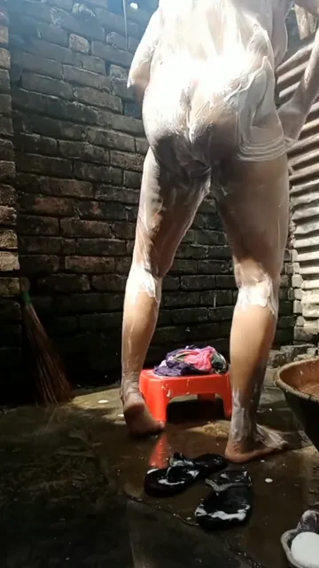 नहाते वक्त चिकनी चूत पर उस्तरा फेरती भाभी की नंगी क्लिप हिंदी बीएफ वीडियो — screenshot 4
