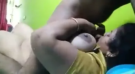 बीवी के बड़े बूब्स से लंड घिसकर मुंह में डालता पति हिंदी बीएफ — screenshot 3