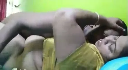 बीवी के बड़े बूब्स से लंड घिसकर मुंह में डालता पति हिंदी बीएफ — screenshot 4