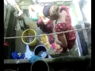 साथ में नहाती दो देहाती औरतों की नंगी चूत गांड वाली देसी सेक्स वीडियो