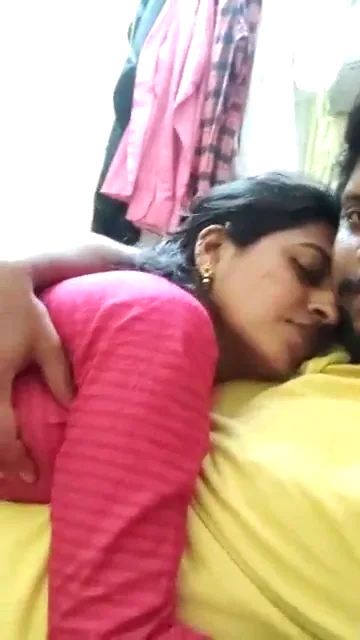 चुदासी गर्लफ्रेंड के बड़े मोटे बूब्स कुचलकर जोरदार चूसने का हिंदी बीएफ वीडियो — screenshot 1