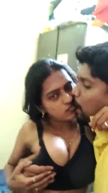 चुदासी गर्लफ्रेंड के बड़े मोटे बूब्स कुचलकर जोरदार चूसने का हिंदी बीएफ वीडियो — screenshot 3