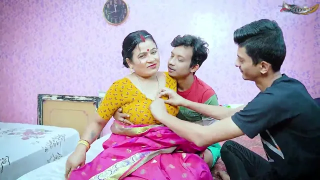 दो जवान बेटों से रंडी मां की एक साथ चुदाई माँ बेटा सेक्स वीडियो — screenshot 2