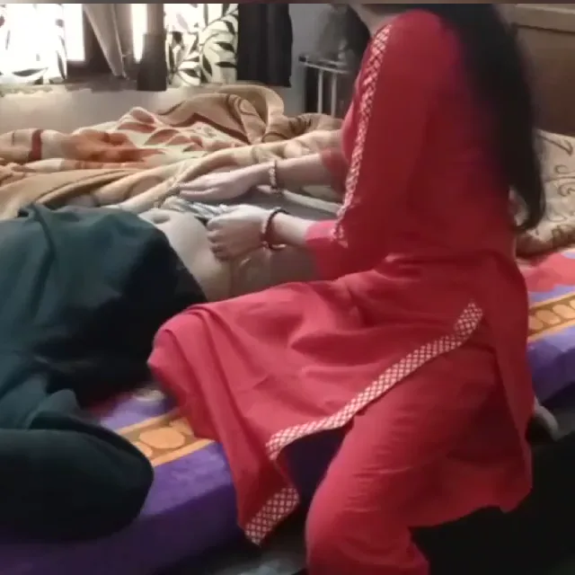 साली ने जीजा के अंडरवियर से लंड निकालकर चूसा देसी ब्लोजॉब हिंदी बीएफ