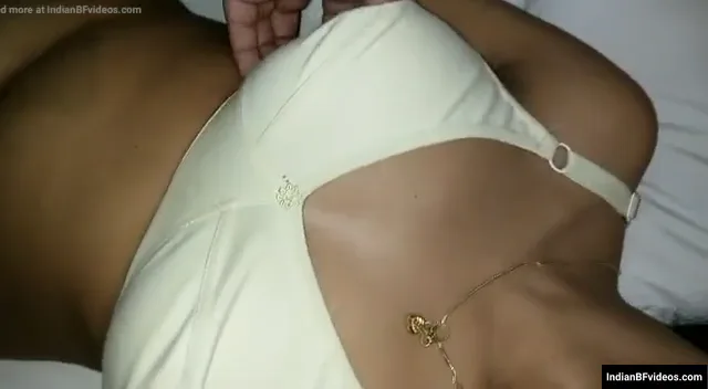 ब्रा पहनी लड़की की हेयरी चूत में लंड डालकर चोदा देसी बीएफ