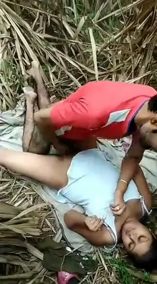 खेत में लफंगे लड़कों को चोदने दे रही गांव की लड़की देसी चुदाई वीडियो — screenshot 1