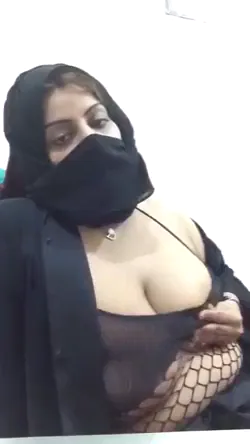 हिजाब वाली मुस्लिम आंटी की मोटी गांड चुदाई वाला पाकिस्तानी बीएफ वीडियो — screenshot 1