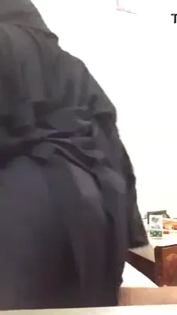 हिजाब वाली मुस्लिम आंटी की मोटी गांड चुदाई वाला पाकिस्तानी बीएफ वीडियो — screenshot 2