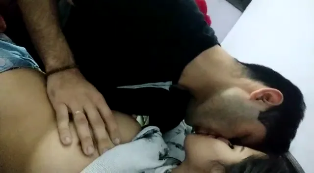 ब्यूटीफुल लड़की का हॉट फोरप्ले और चूत चाटने वाला देसी सेक्स वीडियो — screenshot 1