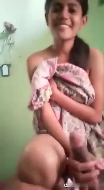नॉटी गर्लफ्रेंड ने चादर फेंककर नंगे बदन ब्लोजॉब दिया देसी एमएमएस — screenshot 1