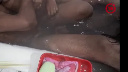 दो सेक्सी बहनें बाथटब में साथ चोदाई कराती हुई हिंदी बीएफ थ्रीसम वीडियो — screenshot 2