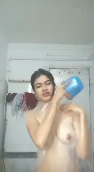 कमाल की खूबसूरत देसी लड़की ने बनाया अपना नंगा बाथरूम चूत दिखाते हुए हिंदी बीएफ MMS ब्लू फिल्म — screenshot 1