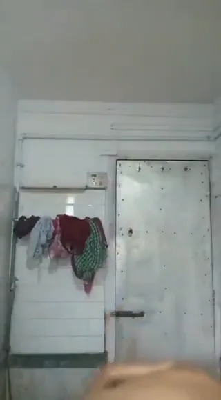 कमाल की खूबसूरत देसी लड़की ने बनाया अपना नंगा बाथरूम चूत दिखाते हुए हिंदी बीएफ MMS ब्लू फिल्म — screenshot 3