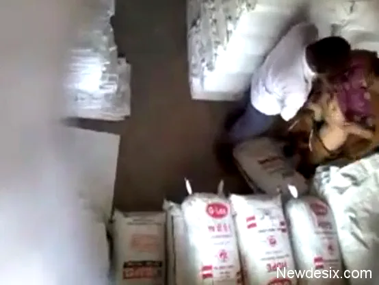गोडाउन में नौकर ने मालकिन की गांड और चूत चोदते हुए देसी बीएफ वीडियो — screenshot 1