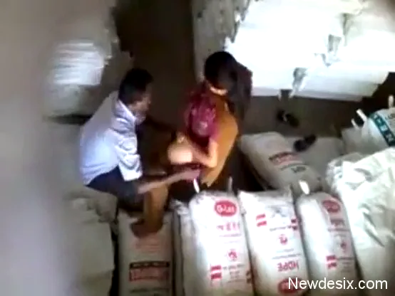 गोडाउन में नौकर ने मालकिन की गांड और चूत चोदते हुए देसी बीएफ वीडियो — screenshot 2