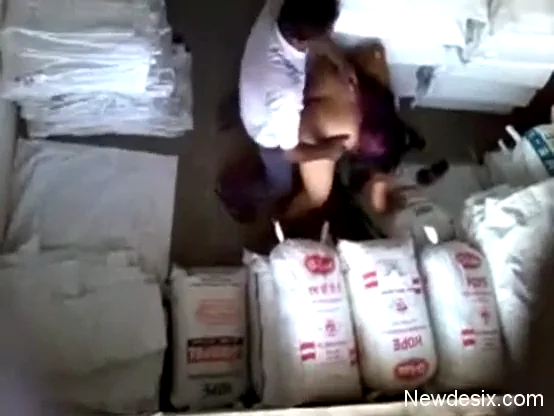 गोडाउन में नौकर ने मालकिन की गांड और चूत चोदते हुए देसी बीएफ वीडियो — screenshot 8