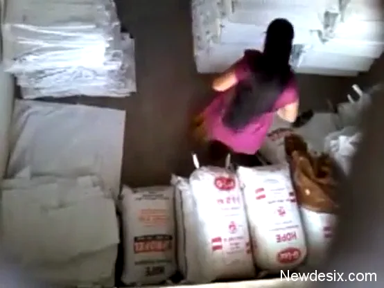 गोडाउन में नौकर ने मालकिन की गांड और चूत चोदते हुए देसी बीएफ वीडियो — screenshot 10