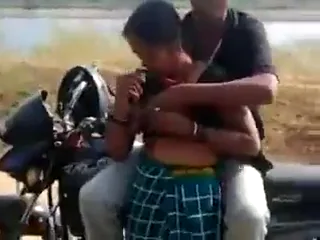 मोटरसाइकिल वाले ने सड़क पर देहाती औरत को जोर से चोदा वीडियो