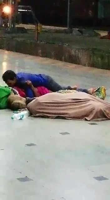 रेलवे प्लेटफार्म पर आदमी ने बीवी की सरेआम चुदाई वीडियो