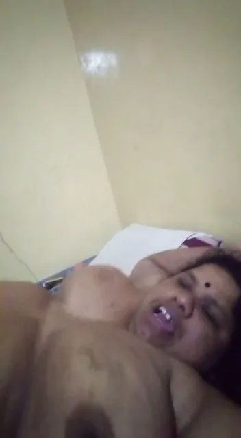 बड़े बड़े बूब्स वाली साउथ इंडियन बीवी ने चूत चुदवाई देसी माल वीडियो