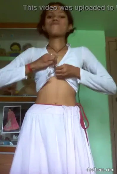 स्कूल गर्ल ने यूनिफॉर्म उतारकर नंगी होकर चूत दिखाई देसी इंडियन गर्ल बीएफ वीडियो — screenshot 3